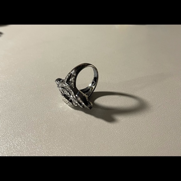 Vintage design costume jewelry ring - Picture 3 of 5